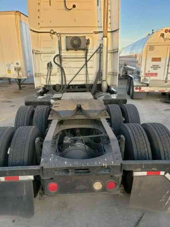 Volvo VNL670 semi Truck double bed, ISX-15-Cummins, APU (2012)